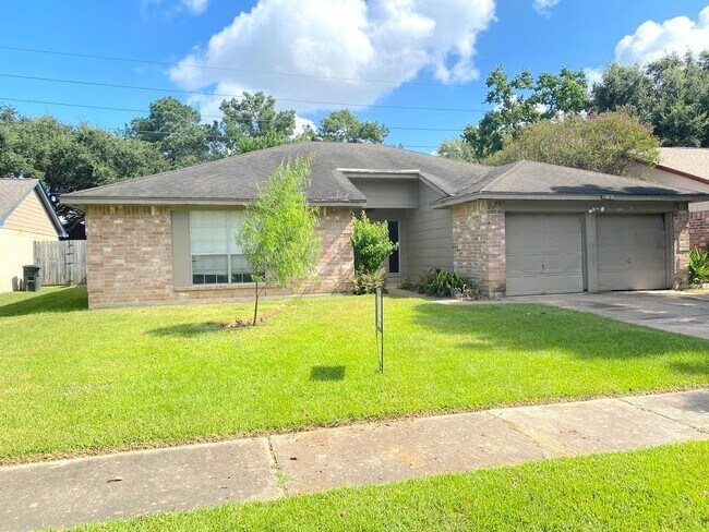 Building Photo - 16622 Maplemont Dr