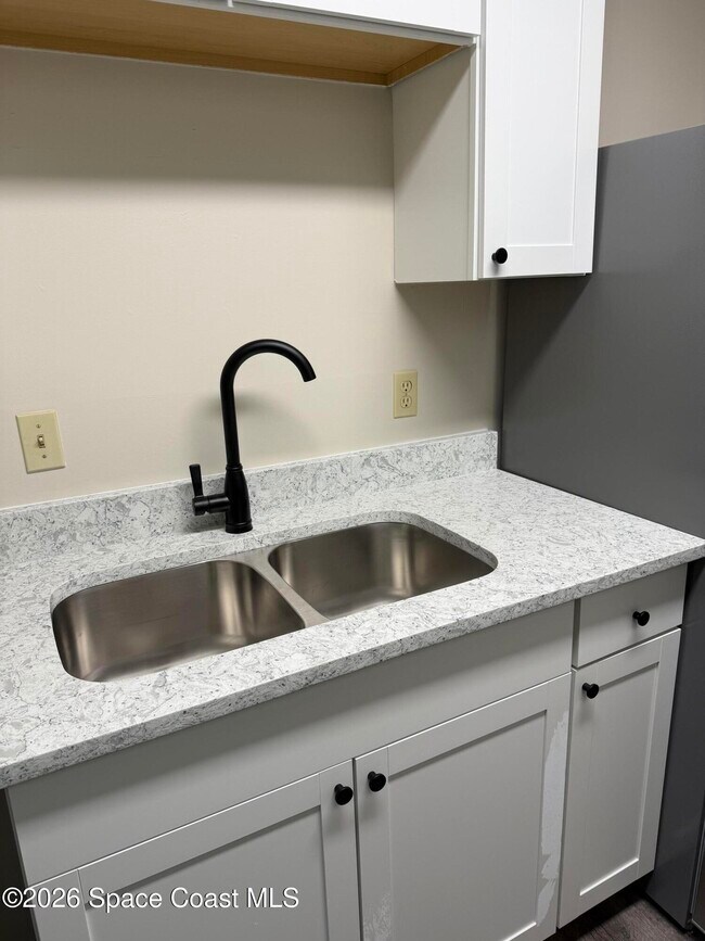 Building Photo - 3555 Sable Palm Ln