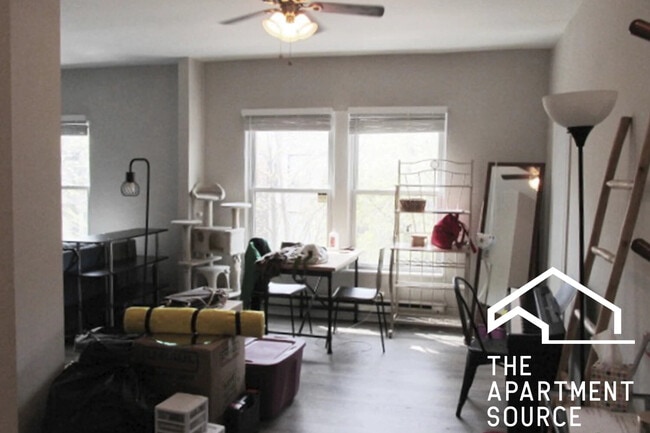 Building Photo - 722 W Roscoe St