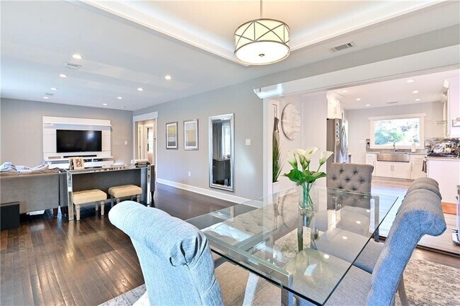 Building Photo - 2227 Edgemore Dr SE