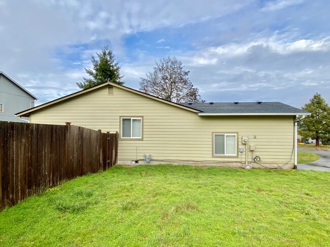 Building Photo - Updated 2BD/1BA Duplex in Desired Yelm Nei...