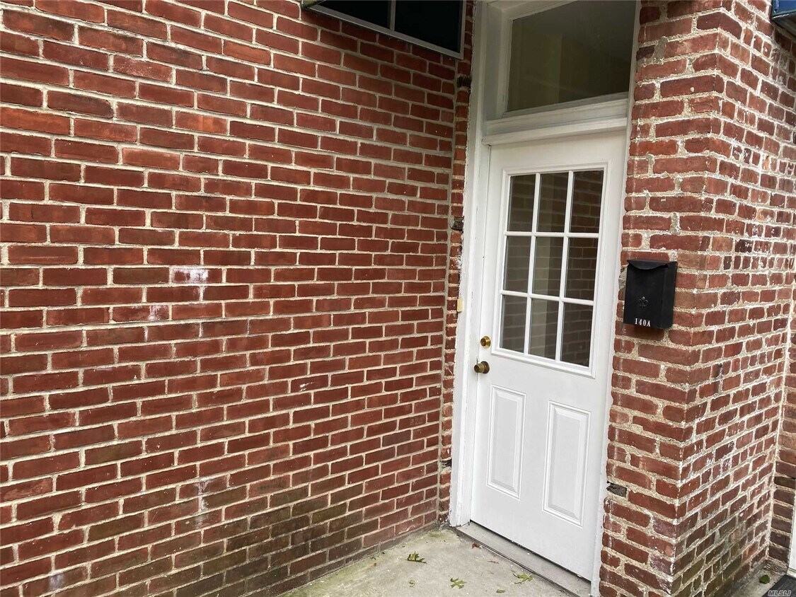 Primary Photo - 140 Plandome Rd