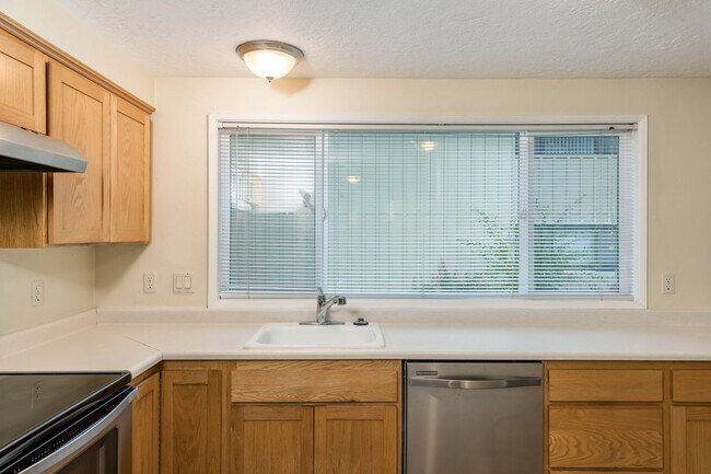 Foto del edificio - Updated Lake Oswego Condo for Rent - Pool ...
