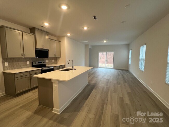 Foto del edificio - 1233 30th St Ln NE