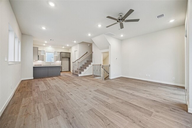 Building Photo - 3075 Hicks St