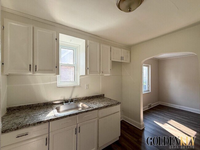Building Photo - Updated large 3 bed/1.5 bath Westside Home!