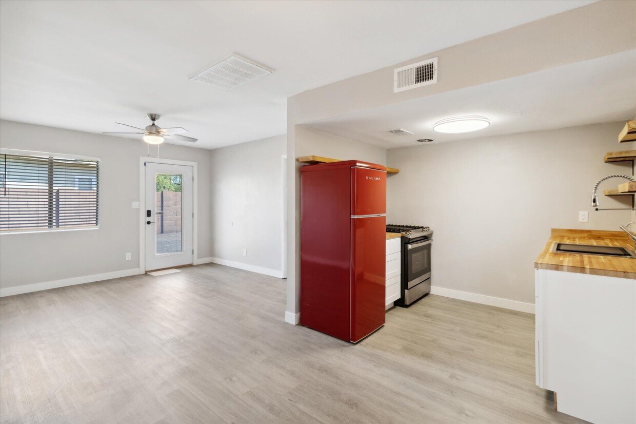 Spacious kitchen and dining space - 327 N 16th Ave