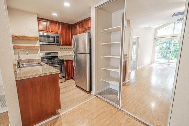 Building Photo - Warner Center 1 Bedroom Condo for Rent in Woodland Hills!