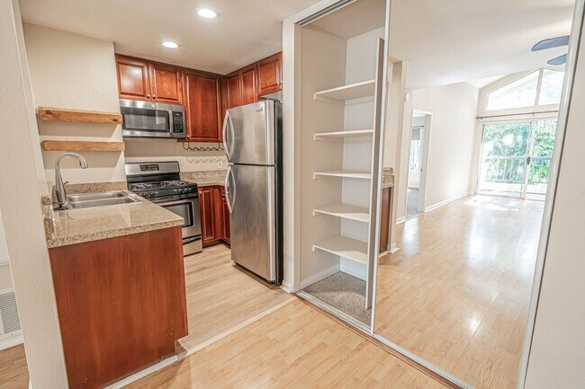 Foto del edificio - Warner Center 1 Bedroom Condo for Rent in Woodland Hills!