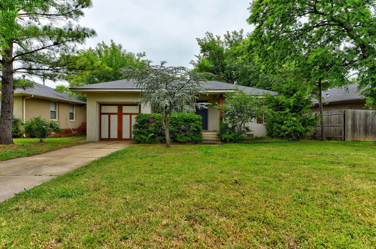 Primary Photo - 1723 Churchill Way