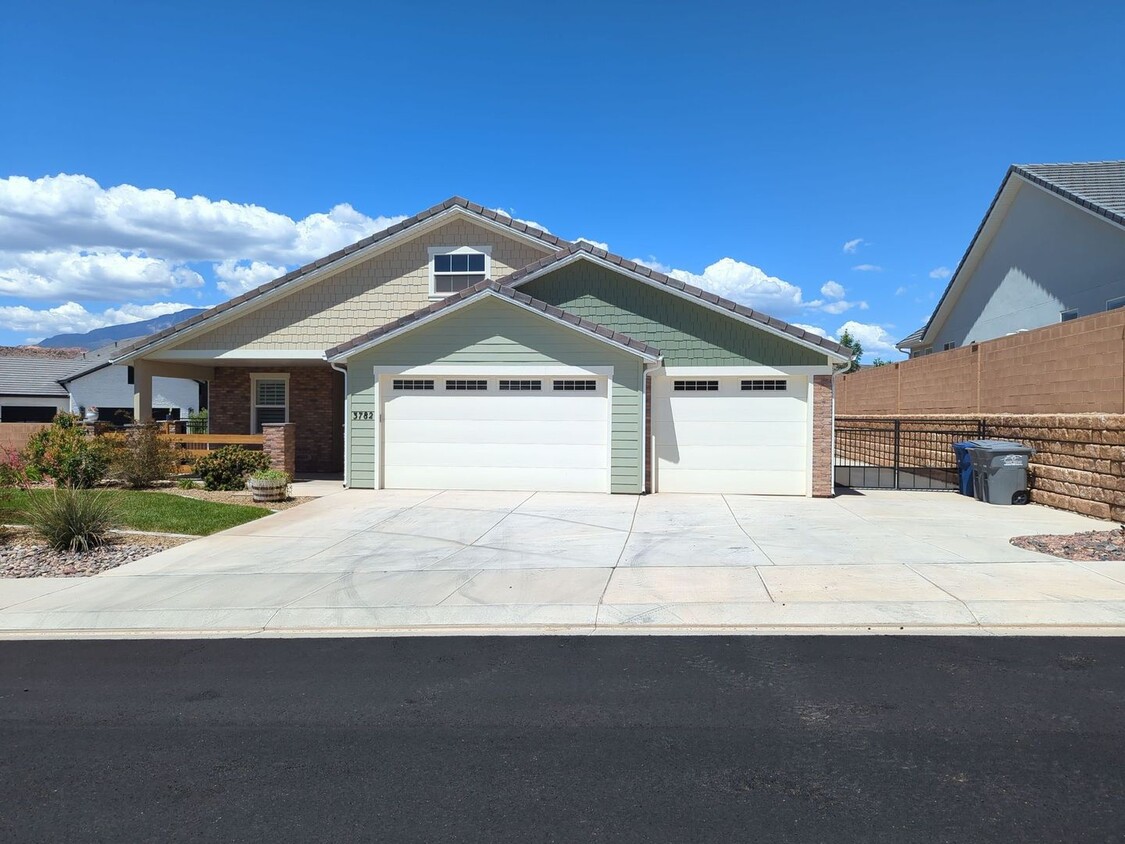 Foto principal - Spacious 3 Bedroom 3 Bathroom Home with Bo...
