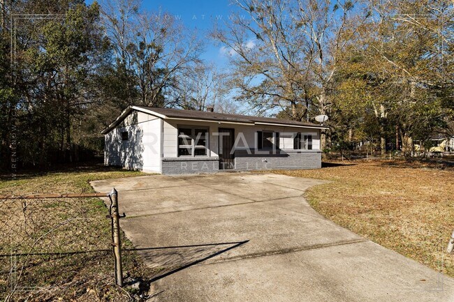 Building Photo - HALF-OFF DEPOSIT! 3 Bedroom/ 1 Bathroom Ho...