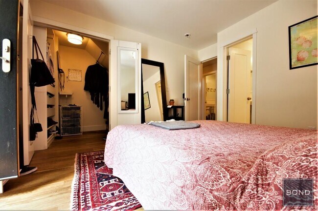 Foto del edificio - Stunning Triplex with finished basement an...