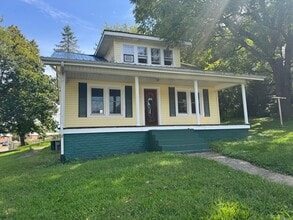 Building Photo - 102 Village Dr