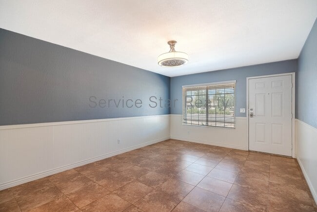 Building Photo - 6925 E Jensen St