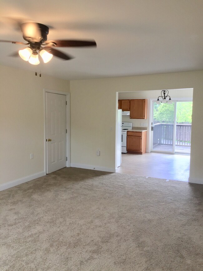 Sala de estar - 203 Elm St