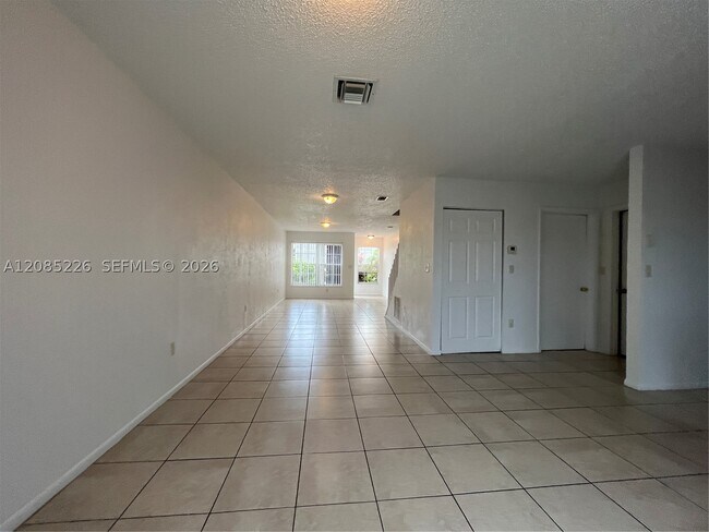 Foto del edificio - 8467 SW 22nd St
