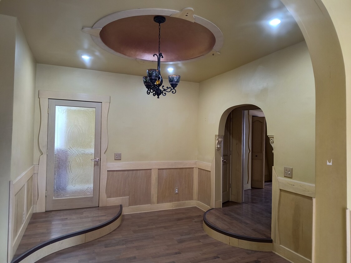Dramatic foyer with domed ceiling and wainscotting. - 109 5th Ave S
