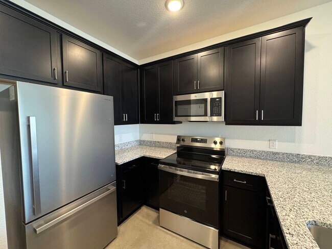 Building Photo - 636 Pacific Crest Trl