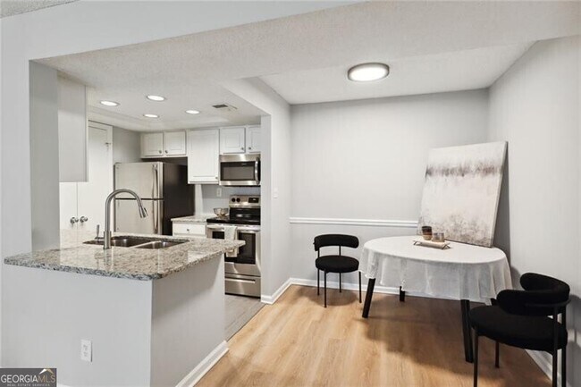 Foto del edificio - 1018 Chastain Park Ct NE