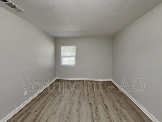 Foto del edificio - 5217 Ortega Forest Dr