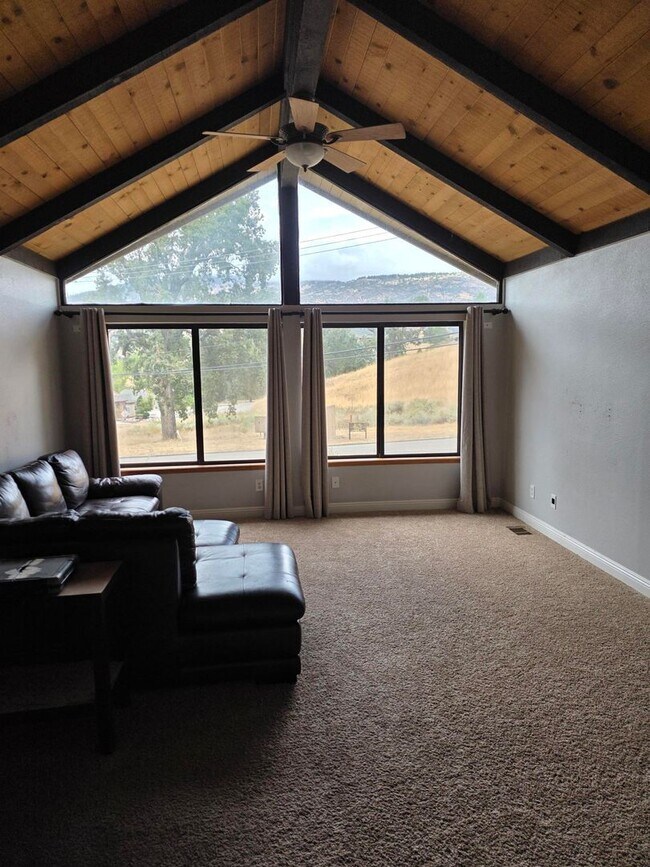 Building Photo - Beautiful 3BR/2BA Bear Valley Springs Home...