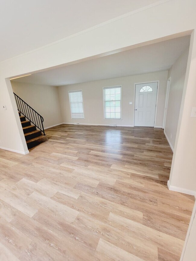 Building Photo - Great Southeast Location w/ Lots of Space