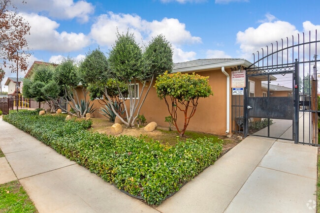 Building - Professionally Maintained 2BR Near Fresno St