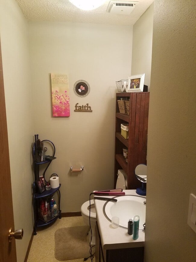 Building Photo - Cedar Falls House Available June 1st