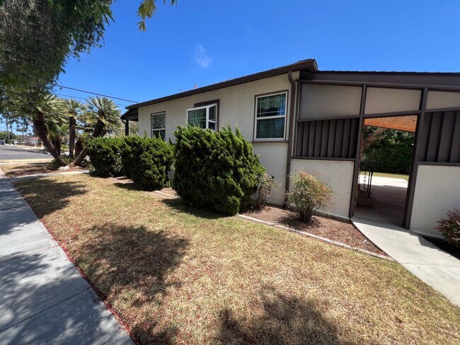 Building Photo - LOCATION LOCATION!!! 5th & I St, Large House, 3BR 1BA w/ 2 car Garage