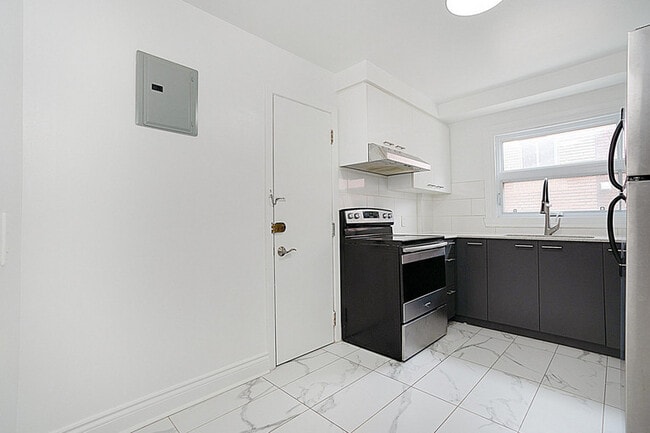 Building Photo - 3871 Rue Beaubien E