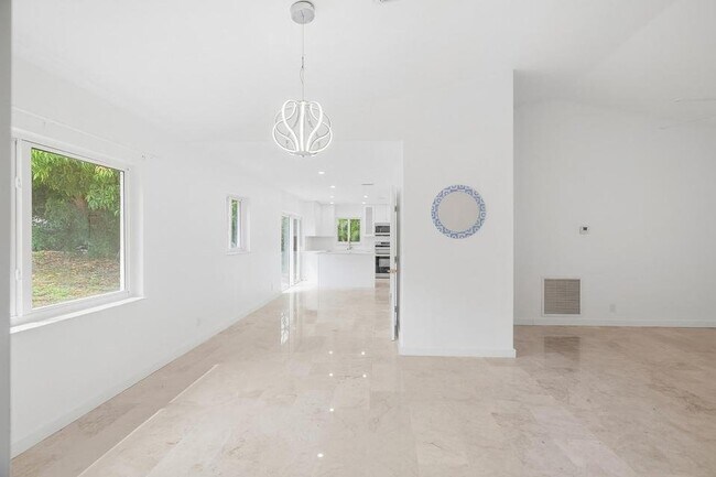 Foto del edificio - 235 NW 3rd Ct
