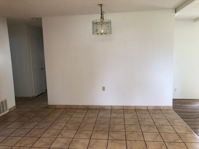 Building Photo - Spacious Sacramento Home! Ready for Move I...