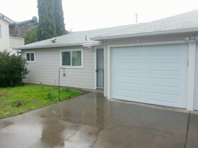 Building Photo - 39 Hobart Ave