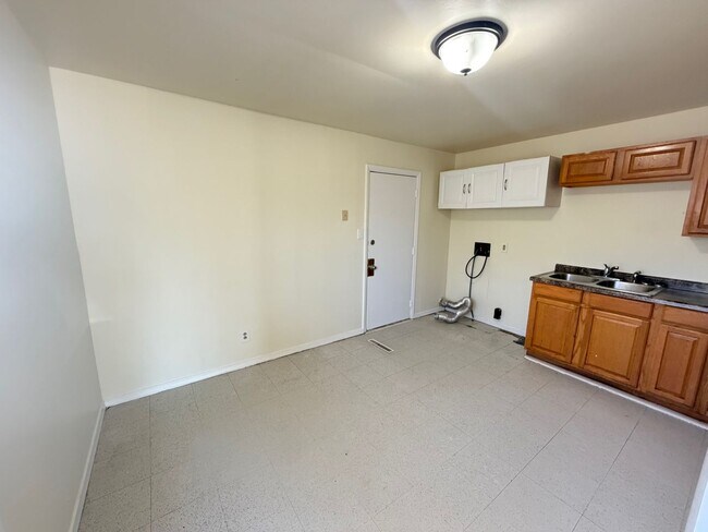 Foto del edificio - 1621 Clover Ln