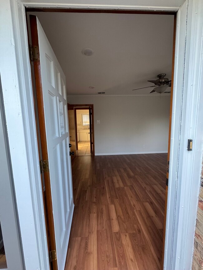 Front Door Enterance/ Living Room - 903 Corinth Rd