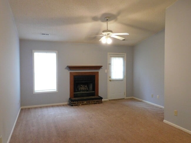Building Photo - 118 Village Ct