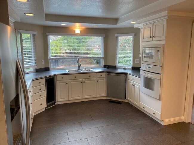 Building Photo - Beautiful 4 Bedroom 2.5 Bath Home in Los Gatos Cul de sac with Pool!