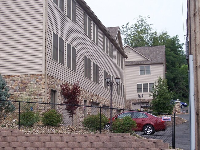 Building Photo - 2 Bedroom, 2.5 Bath Townhome Near Med Cent...