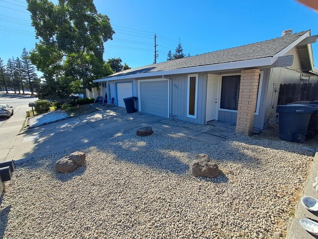 Building Photo - Roseville 2 Bedroom Duplex, New Carpet, Central Heat and Air, Large Fenced Yard