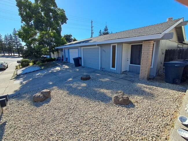 Foto del edificio - Roseville 2 Bedroom Duplex, New Carpet, Central Heat and Air, Large Fenced Yard