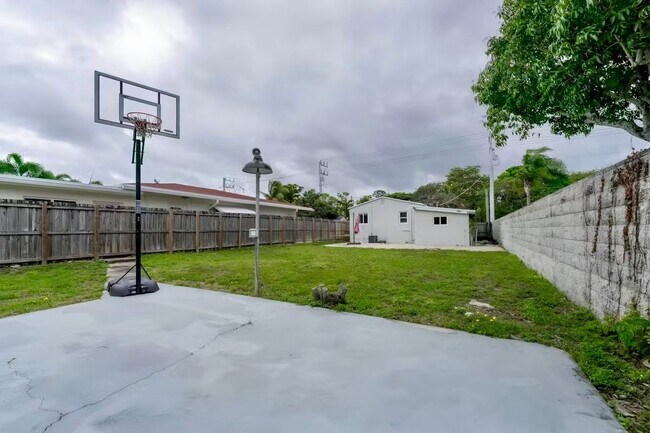 Foto del edificio - 719 NE 38th St