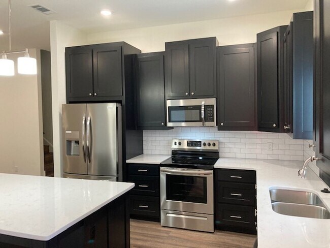 Building Photo - Modern 3-Bedroom, 2-Bathroom Duplex in Pri...