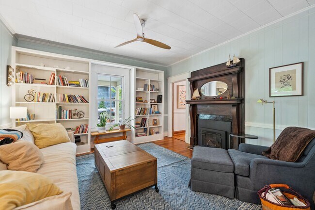 Building Photo - Furnished Charming 3 Bedroom Home Availabl...