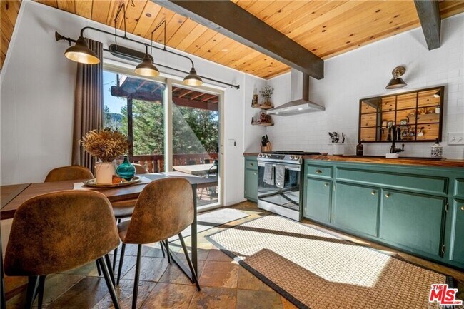 Foto del edificio - 42937 Encino Rd