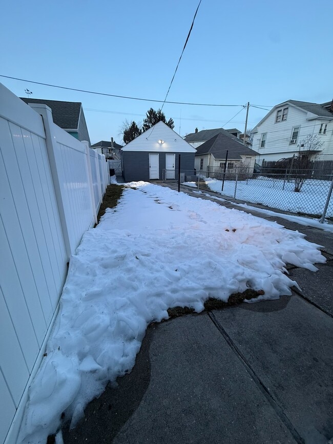 Building Photo - 343 High St