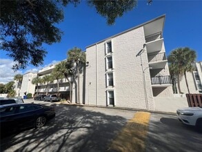 Building Photo - 6900 N Kendall Dr