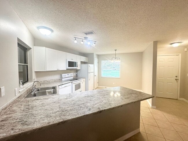 Building Photo - Charming 2-Bedroom Townhome with Bonus Roo...