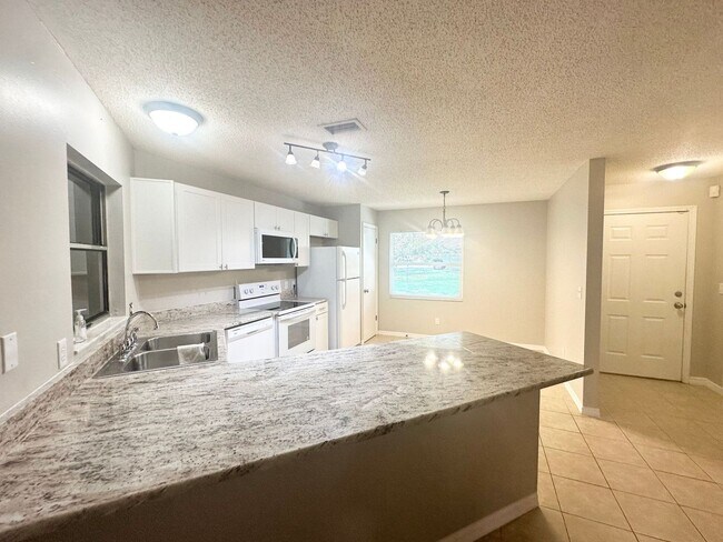 Foto del edificio - Charming 2-Bedroom Townhome with Bonus Roo...