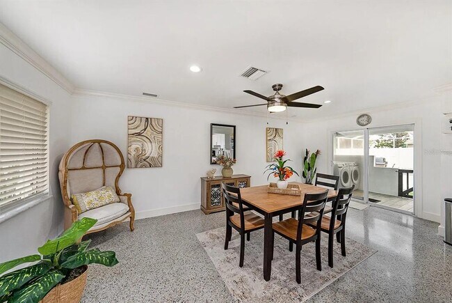 Foto del edificio - 8017 Dell Dr